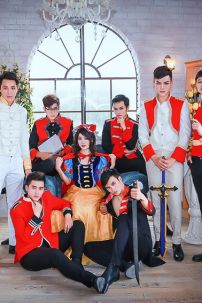 Vest Hoàng Tử Đỏ Viền Vàng Gấm