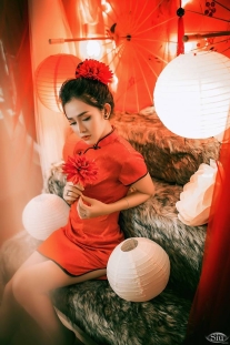 Sườn Xám Đỏ Gấm Thái Ngắn Có Tay