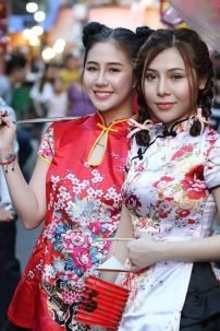 Qiloli Trắng Phi Váy Đen