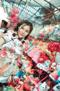 Qiloli Trắng Phi Váy Đen