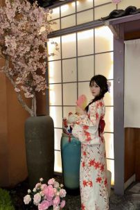 Yukata Trắng Hoa Ly Đỏ