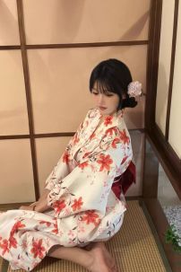 Yukata Trắng Hoa Ly Đỏ
