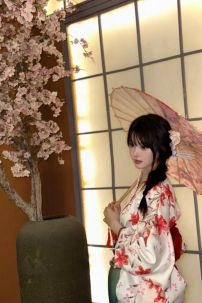 Yukata Trắng Hoa Ly Đỏ