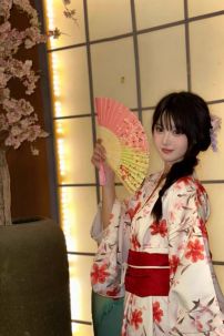 Yukata Trắng Hoa Ly Đỏ