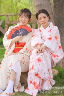 Yukata Trắng Hoa Ly Đỏ