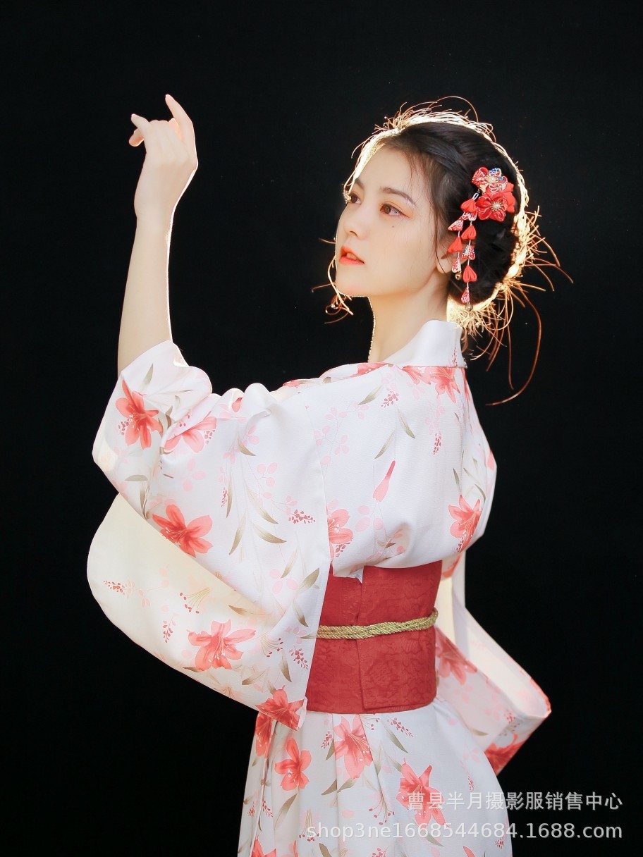 Yukata Trắng Hoa Ly Đỏ