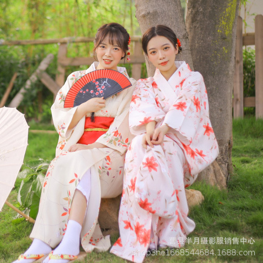 Yukata Trắng Hoa Ly Đỏ