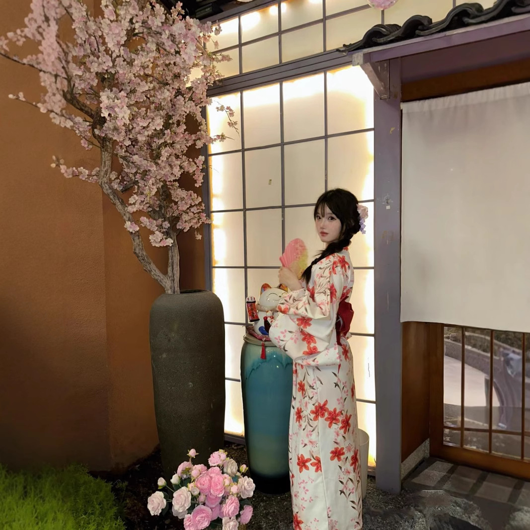 Yukata Trắng Hoa Ly Đỏ