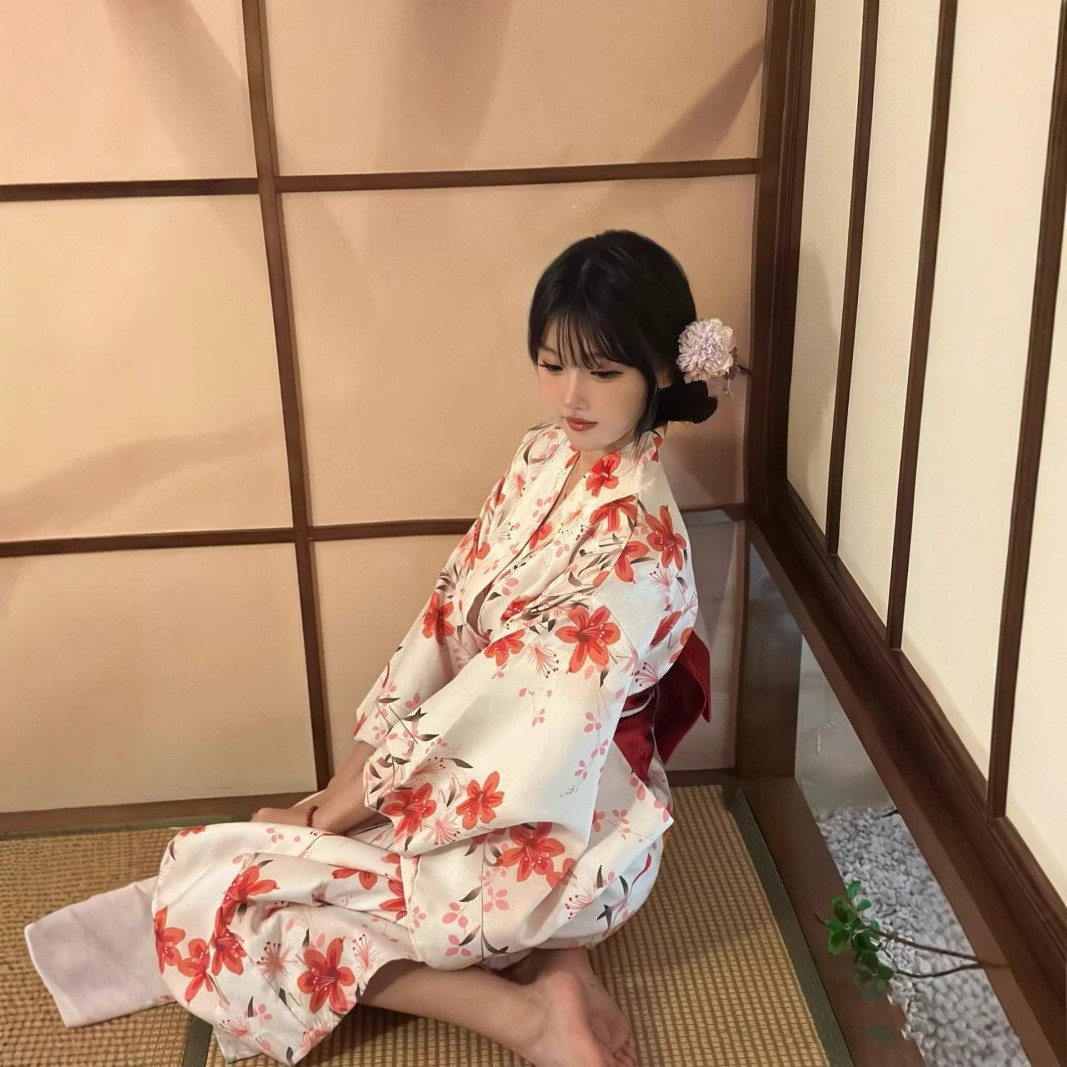 Yukata Trắng Hoa Ly Đỏ