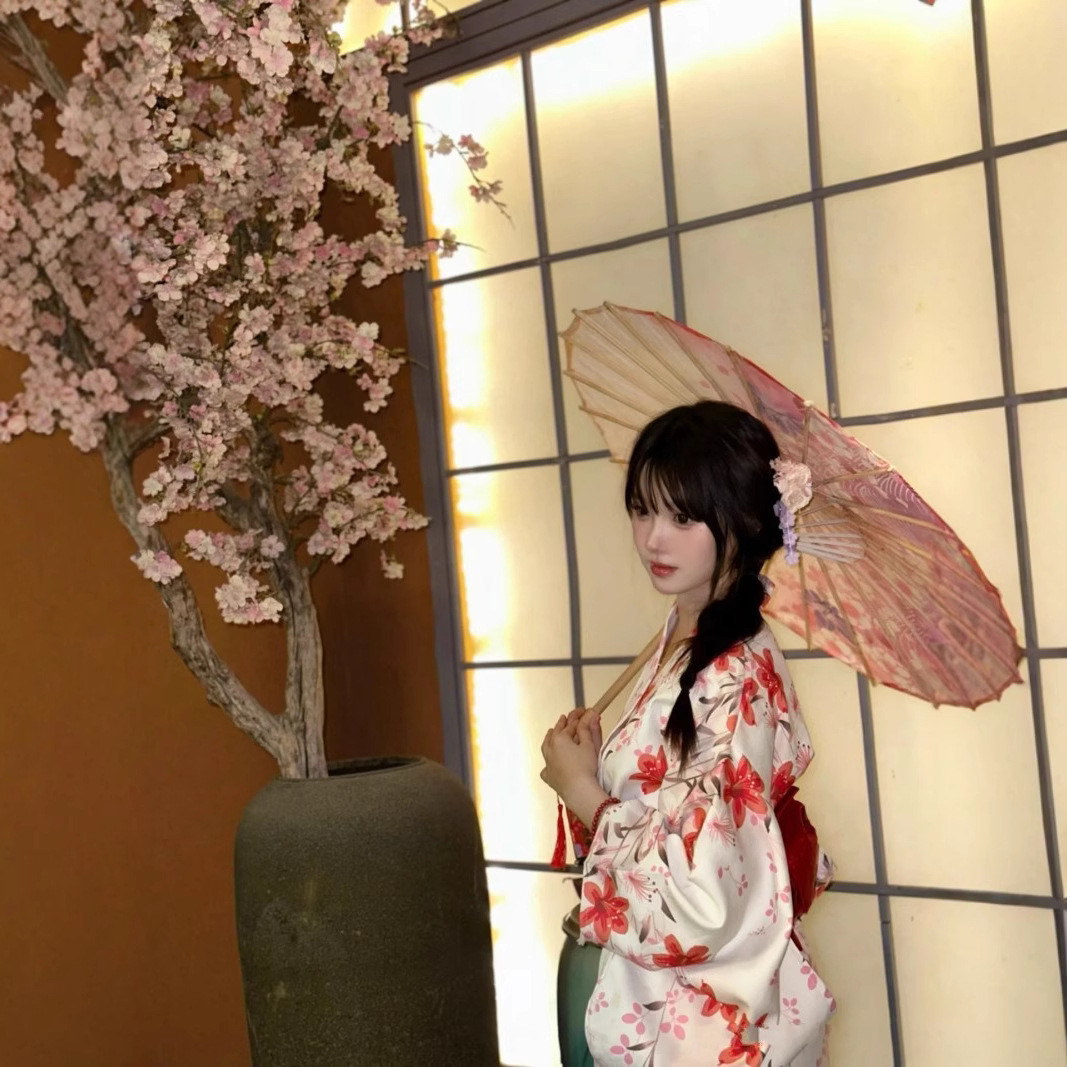 Yukata Trắng Hoa Ly Đỏ