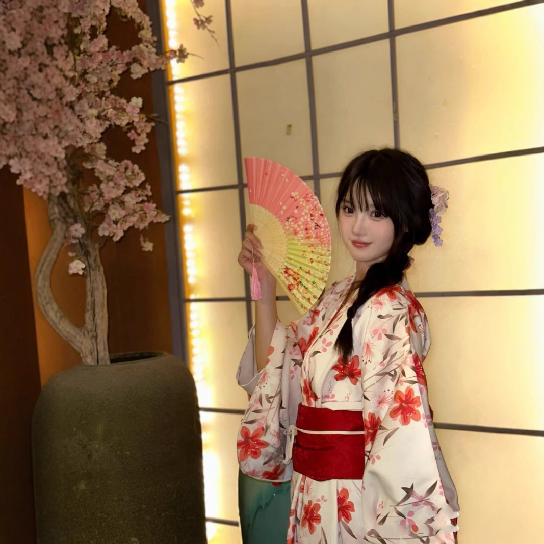 Yukata Trắng Hoa Ly Đỏ
