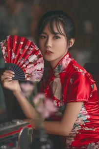 Sườn Xám Đỏ Ngắn Có Tay Họa Tiết Chim Công