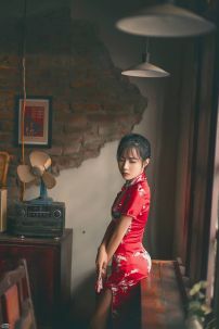 Sườn Xám Đỏ Ngắn Có Tay Họa Tiết Chim Công