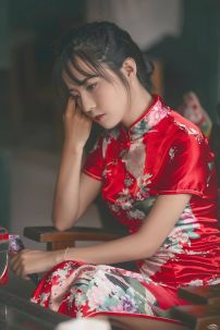 Sườn Xám Đỏ Ngắn Có Tay Họa Tiết Chim Công