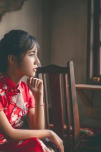 Sườn Xám Đỏ Ngắn Có Tay Họa Tiết Chim Công