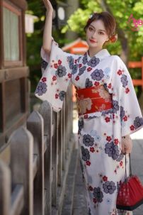 Yukata Trắng Kem Hoa Đen Đỏ