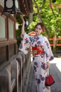 Yukata Trắng Kem Hoa Đen Đỏ