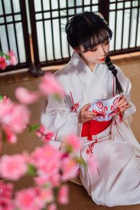 Áo Yukata Shiro Aka Nền Trắng Phối Đỏ Tặng Kèm Thắt Lưng