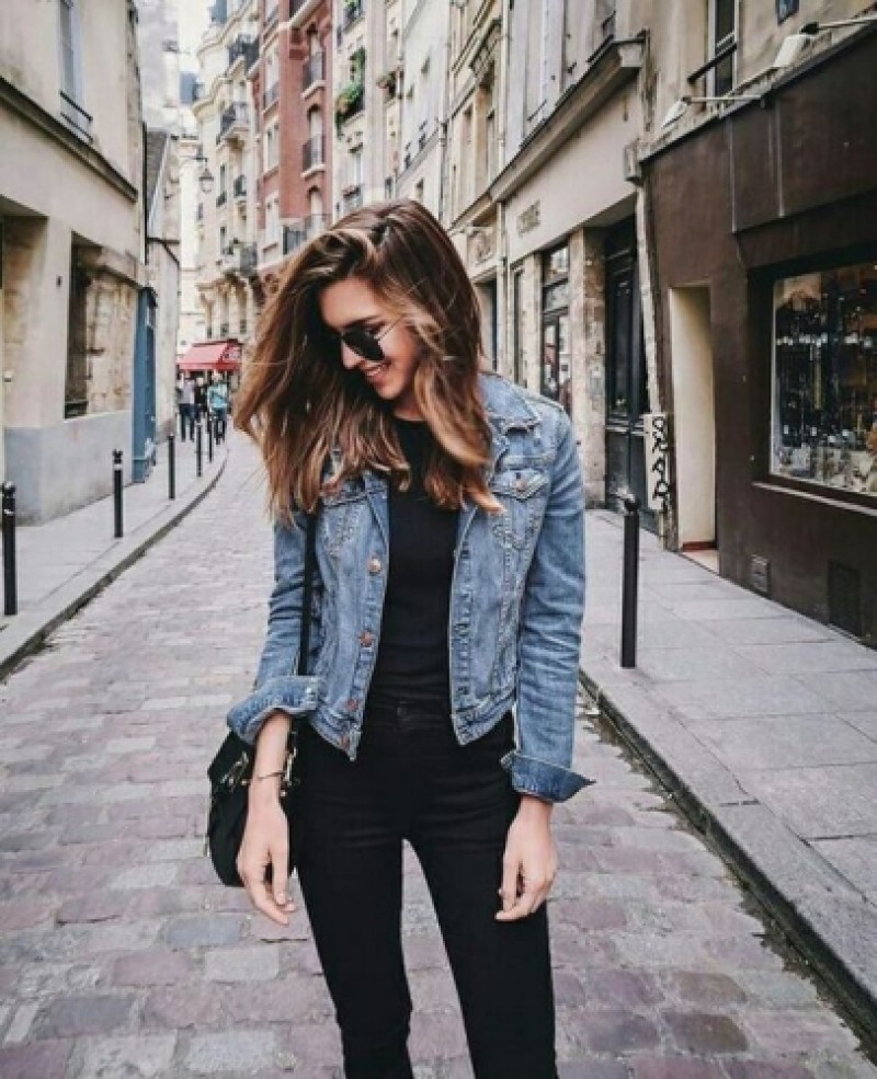Áo khoác denim jacket phối đồ với áo giữ nhiệt nữ
