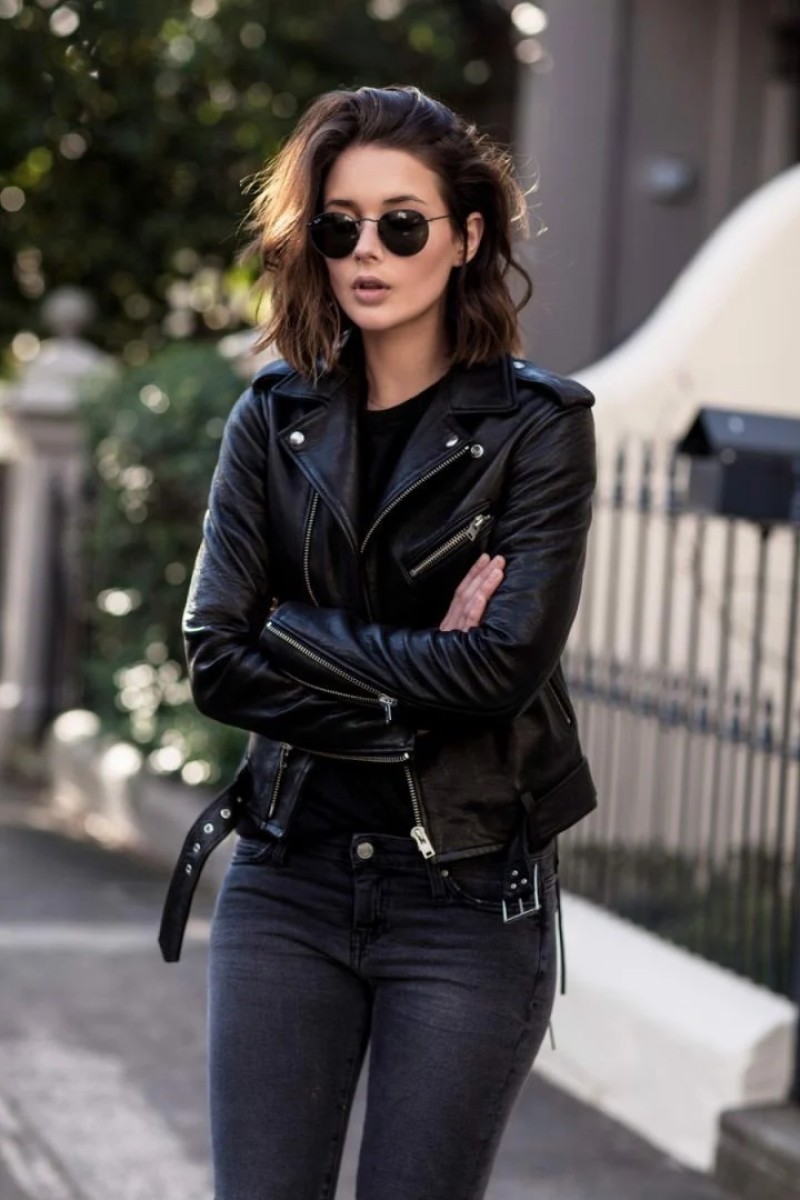Leather jacket trong cách phối đồ với áo giữ nhiệt nữ
