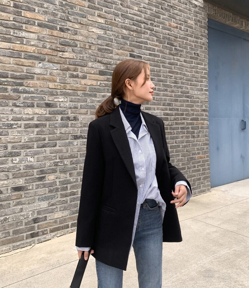 Phối đồ với áo giữ nhiệt nữ cùng áo khoác blazer