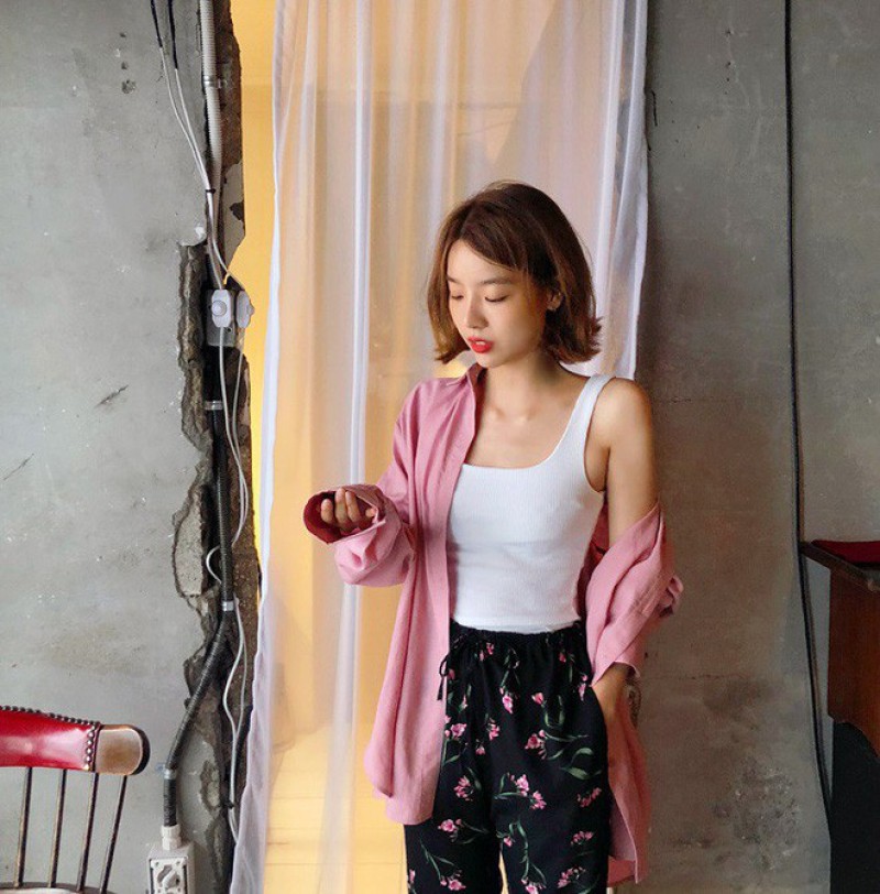 Phối đồ với áo ba lỗ nữ cùng áo sơ mi