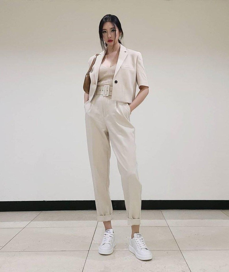 Áo blazer phối đồ với áo ba lỗ nữ