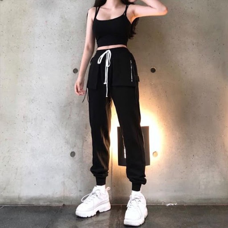 Cách phối đồ với áo ba lỗ cho nữ cùng quần jogger