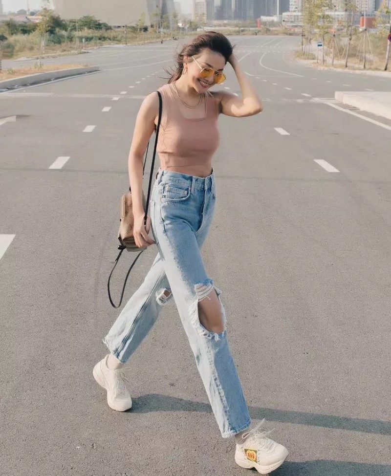 Quần jean phối đồ với áo ba lỗ croptop nữ