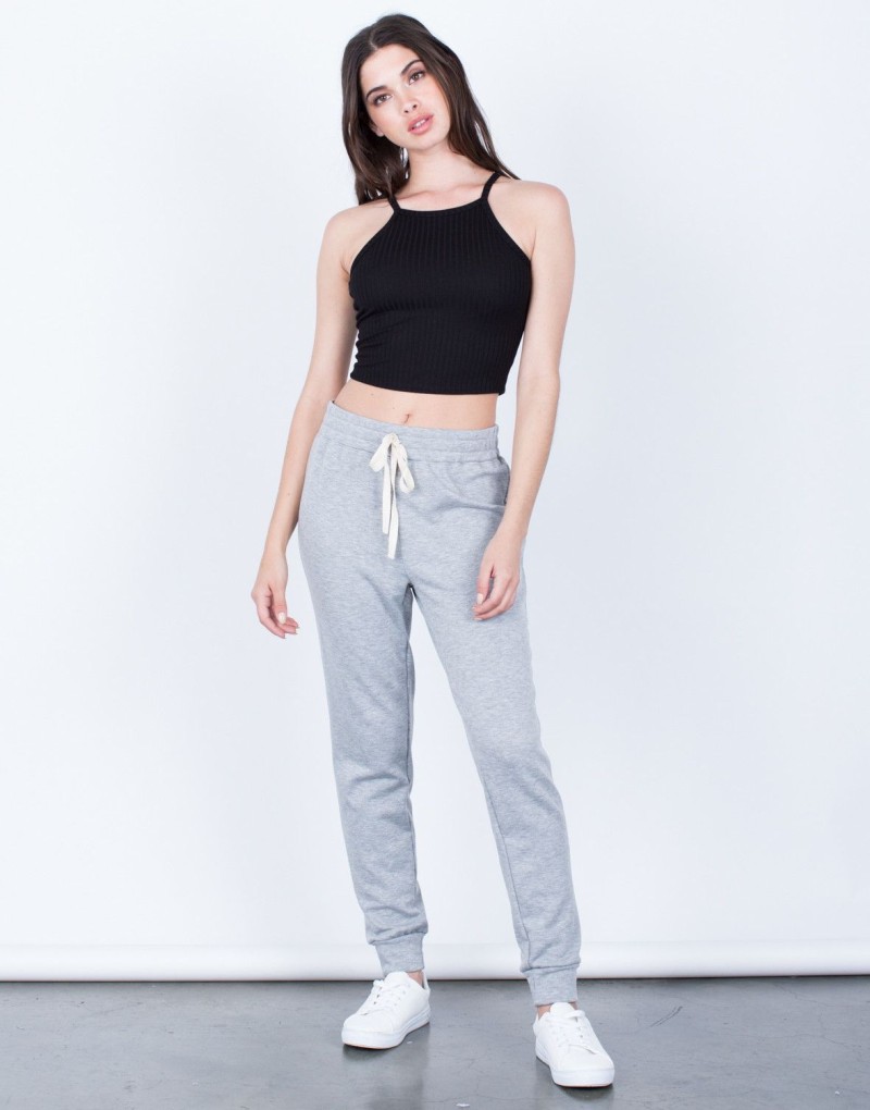 Quần jogger nỉ phối đồ với áo ba lỗ croptop cho nữ