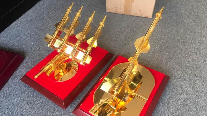 Mô hình tên lửa mạ vàng quà tặng ngày 22/12