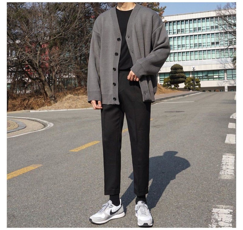 Áo cardigan trong cách phối đồ đi Đà Lạt cho nam