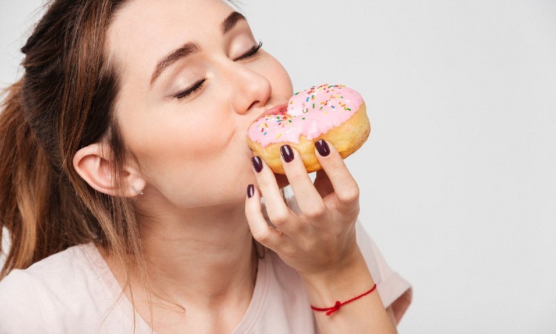 Ăn quá nhiều đồ ngọt rất dễ khiến tóc gãy rụng