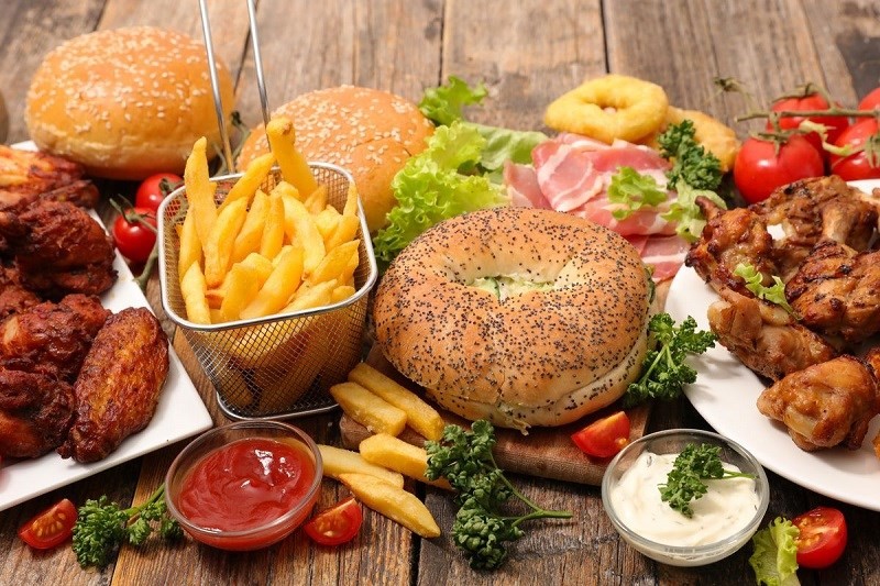 Đồ ăn nhanh, đồ ăn mặn không tốt cho sức khỏe và tóc
