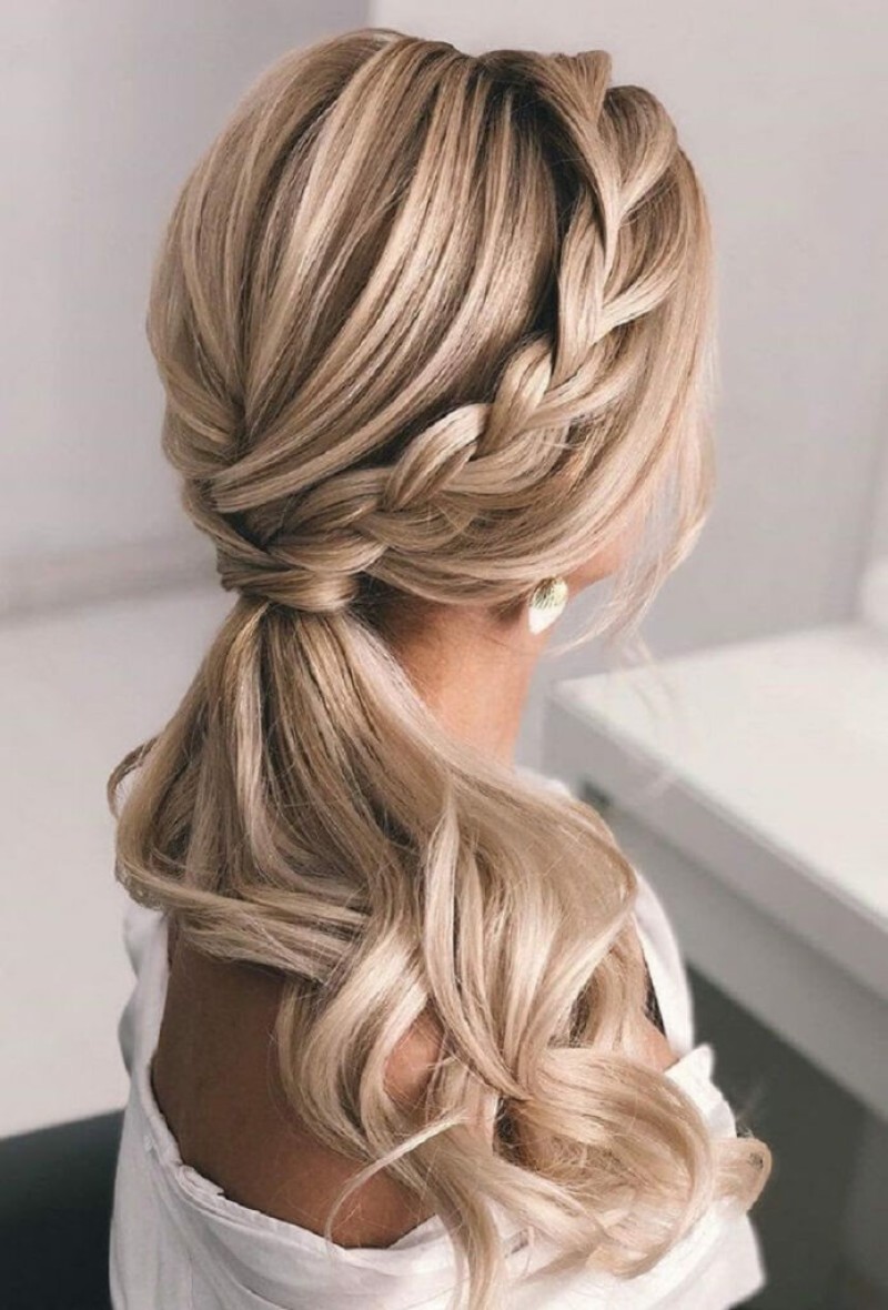 Kiểu tóc tết lệch một bên và cột thấp sau gáy sang trọng