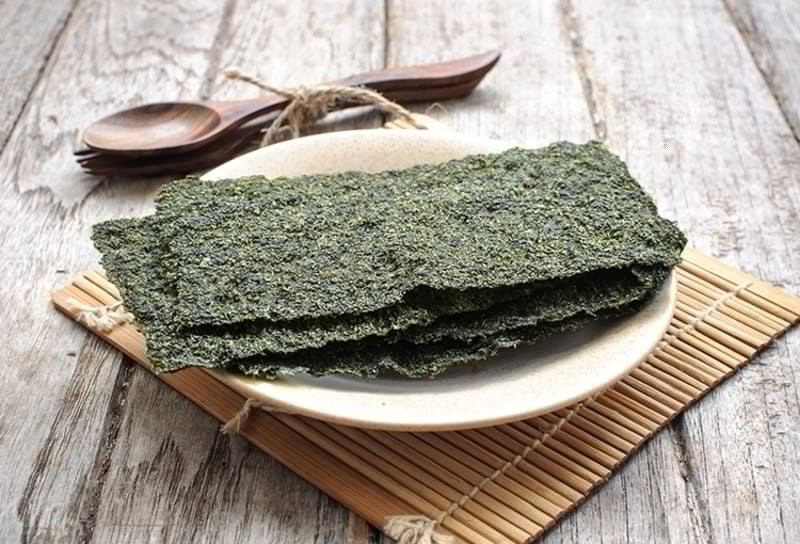Vitamin B, sắt , kẽm, L-lysine,.. có trong rong biển giúp nuôi dưỡng tóc chắc khỏe hơn