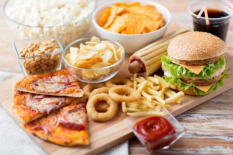 Ăn nhiều thức ăn nhanh, ngọt khiến tóc xơ yếu và dễ gãy rụng hơn