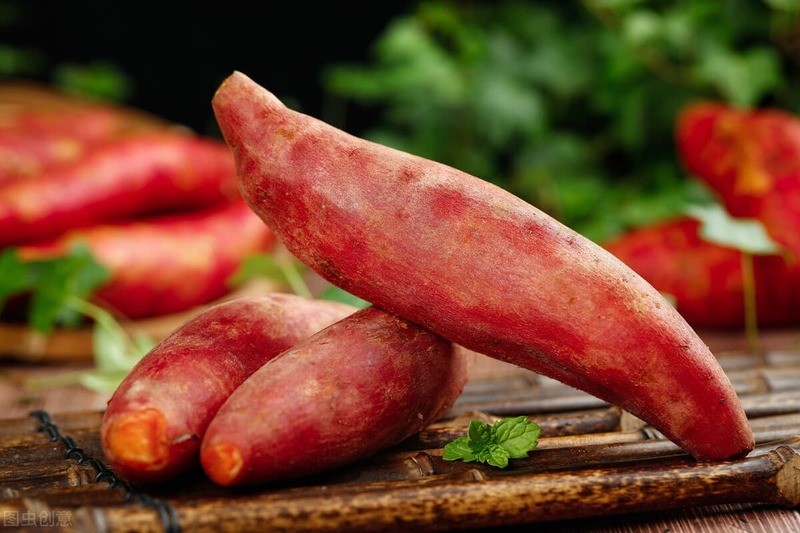 Lượng vitamin A có trong khoai lang giúp kích thích tốc độ mọc tóc, giúp tóc dài và khỏe hơn