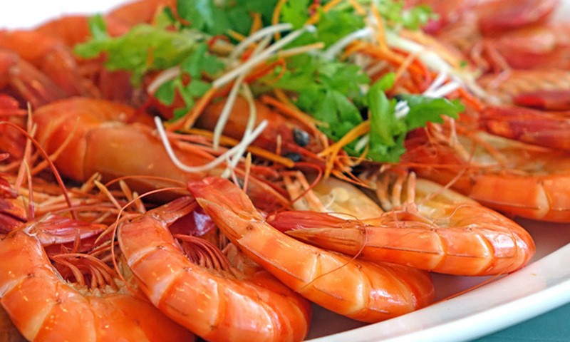 Tôm chứa nhiều vitamin D giúp nuôi dưỡng tóc từ bên trong