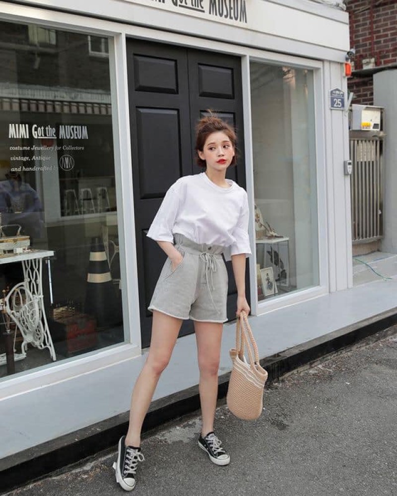 Phối đồ đơn giản cuối tuần style trẻ trung năng động với áo thun trắng
