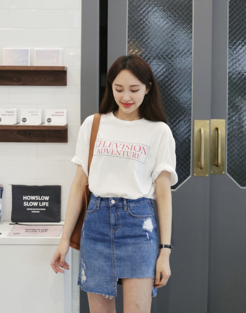 Phối đồ đơn giản mà không kém phần nữ tính với chân váy jean