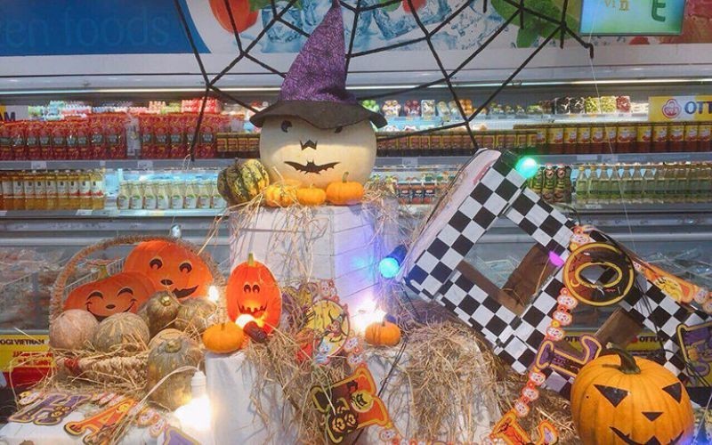 Trang trí Halloween bằng người rơm
