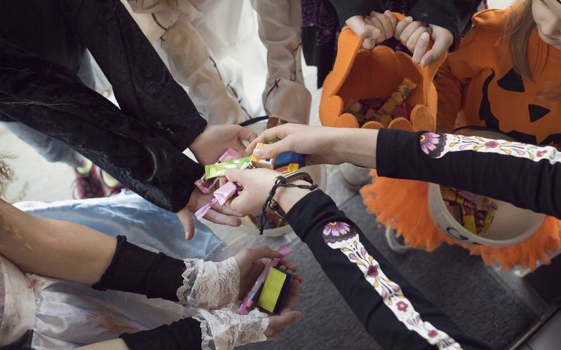 Trick or Treat - Cho kẹo hay bị ghẹo