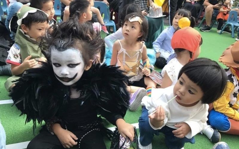 Hóa trang Halloween cùng các bé