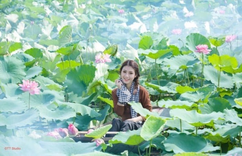Mặc áo bà ba chụp ảnh sen