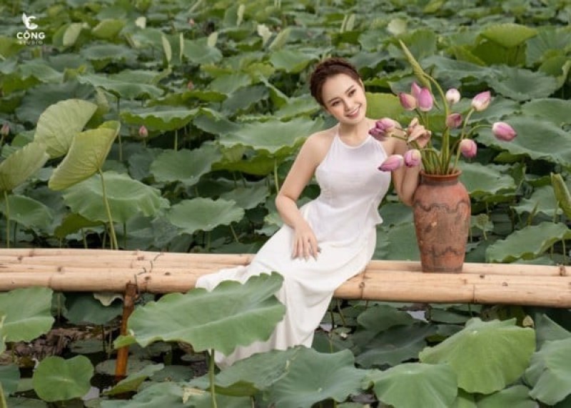 chụp ảnh với sen mặc gì