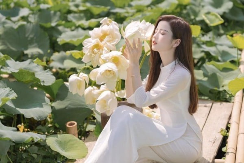 chụp ảnh với sen mặc gì