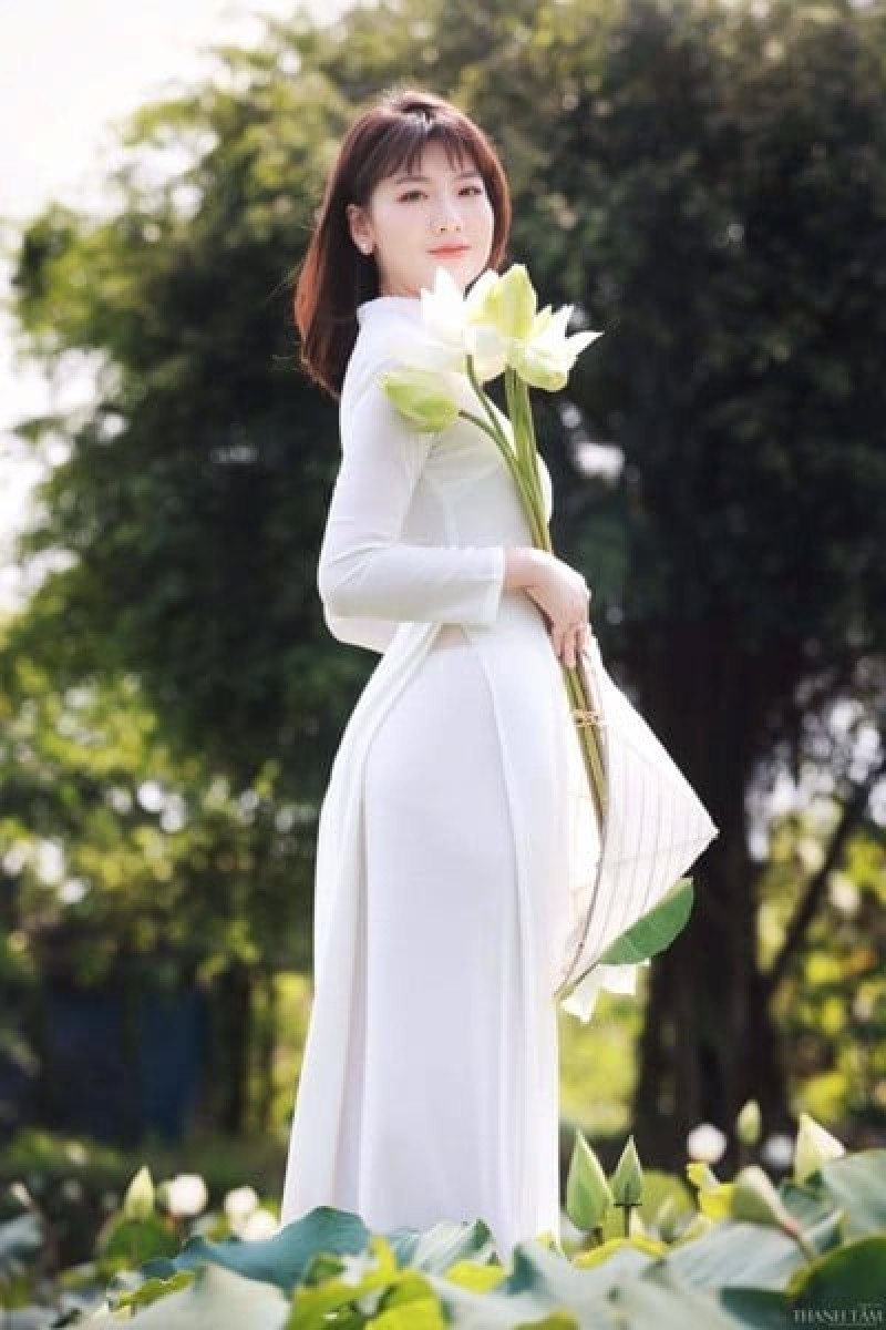 Mặc áo dài trắng tinh khôi