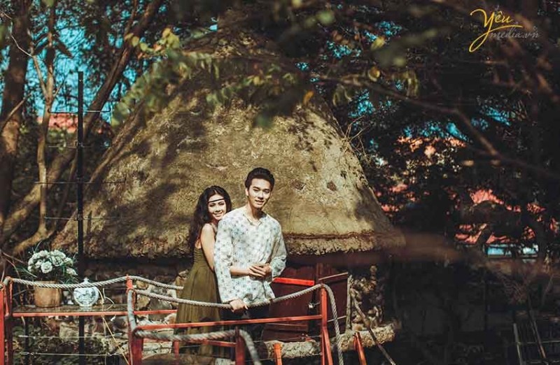 ảnh cưới phong cách bohemian tại nhà trên cây