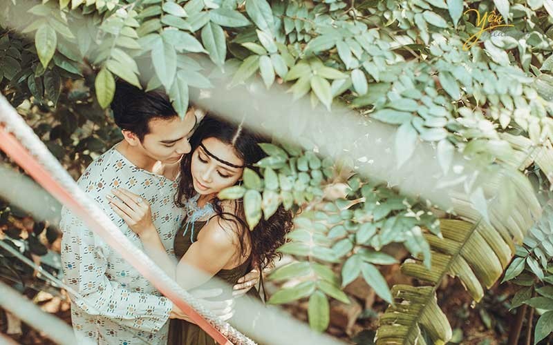 ảnh cưới bohemian chụp qua tán lá cây